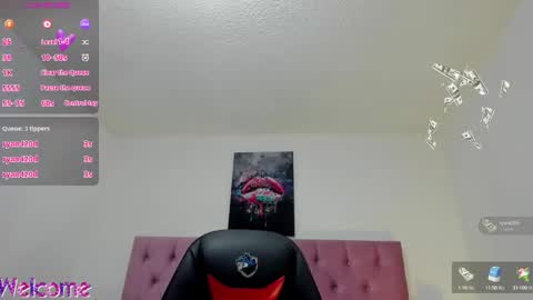 Snapshot of hellen_starx chatting on December 6, 8:17 pm hellen_starx online show from December 6, 8:17 pm