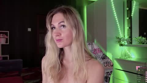 Snapshot of hello_lisha chatting on October 10, 9:58 am Alisia Monday to Friday from 10 am to 4 pm GMT 2 online show from October 10, 9:58 am