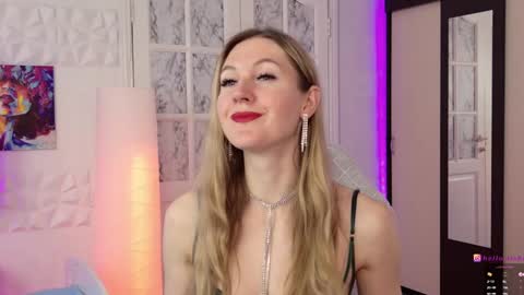 Snapshot of hello_lisha chatting on March 7, 8:13 am Alisia Monday to Friday from 10 am to 4 pm GMT 2 online show from March 7, 8:13 am