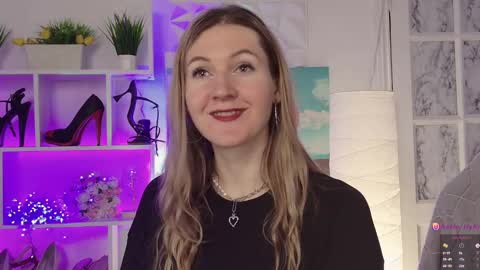 Snapshot of hello_lisha chatting on January 24, 9:06 am Alisia Monday to Friday from 10 am to 4 pm GMT 2 online show from January 24, 9:06 am