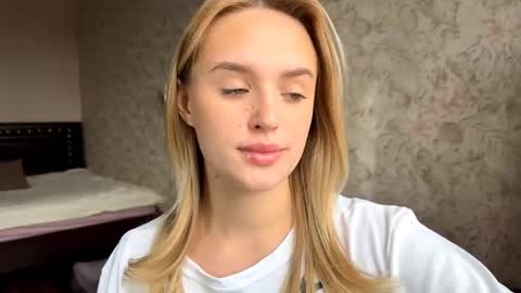Snapshot of hermiladziekan chatting on October 3, 8:19 am Sylvia online show from October 3, 8:19 am