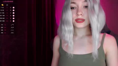 Snapshot of hey_nora_ chatting on December 13, 12:17 pm Nora online show from December 13, 12:17 pm