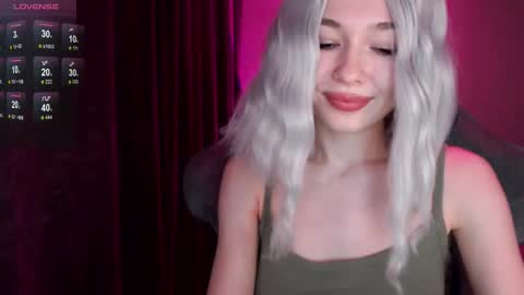 Snapshot of hey_nora_ chatting on December 15, 12:17 pm Nora online show from December 15, 12:17 pm