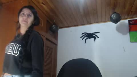 hilaril18 online show from October 28, 12:49 am