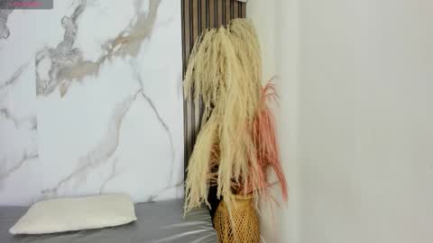 Hilary Thomsom online show from December 22, 12:52 pm