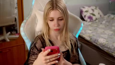 Holly online show from April 25, 6:49 pm