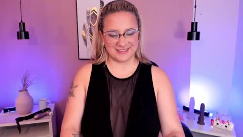 Hollie online show from October 7, 12:09 pm