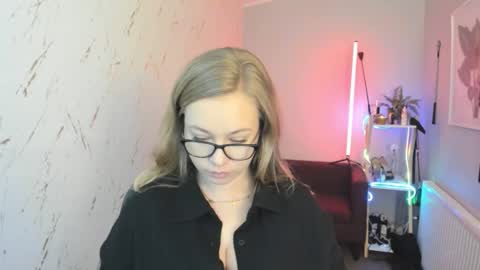 Holly online show from October 8, 7:40 pm