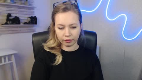 Holly online show from March 7, 1:09 am