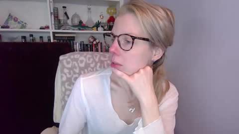 holly_bourbon online show from March 3, 8:37 pm