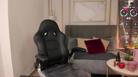 Holly Madisson online show from April 27, 1:30 pm