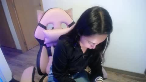 Snapshot of holly_rose69 chatting on October 17, 9:51 pm Holly online show from October 17, 9:51 pm