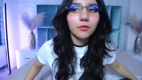 hollypeach_ online show from March 24, 7:52 pm