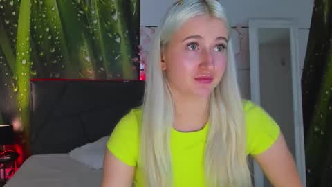 HollyTaillor online show from October 22, 11:59 am