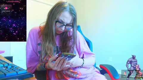 Snapshot of holyweed420 chatting on December 17, 8:21 pm Viktoria online show from December 17, 8:21 pm