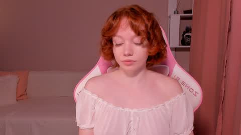 Snapshot of honeyautumn chatting on January 2, 1:17 am honeyautumn online show from January 2, 1:17 am