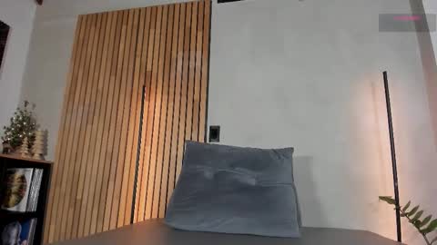 Sofia independent model online show from December 2, 11:45 am