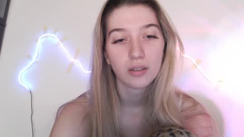 honeyveil online show from April 22, 12:13 pm