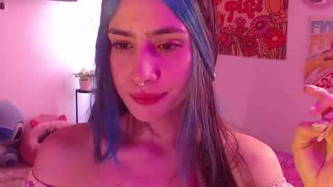 Snapshot of honeyypeaach chatting on December 4, 8:18 pm    online show from December 4, 8:18 pm