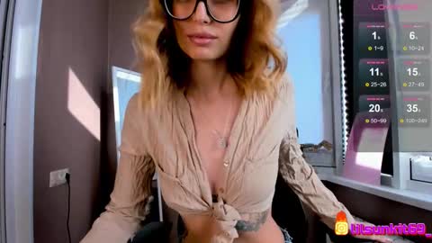 Snapshot of horny_strawberry chatting on October 11, 3:55 am Lia online show from October 11, 3:55 am