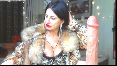 Snapshot of hornymommy69_ chatting on December 5, 10:23 pm Monica online show from December 5, 10:23 pm