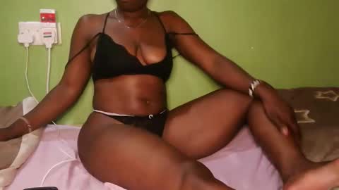 Snapshot of hot_latifah chatting on October 14, 7:16 pm hot_latifah online show from October 14, 7:16 pm