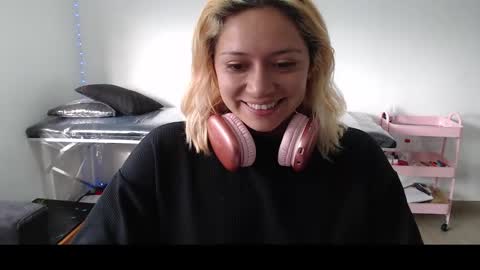Snapshot of hot_mommymia chatting on March 3, 12:53 pm Mia online show from March 3, 12:53 pm
