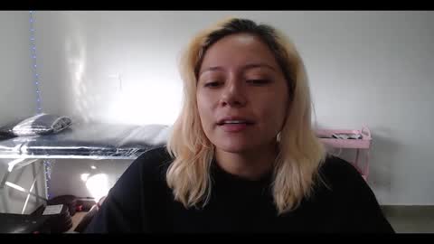 Snapshot of hot_mommymia chatting on March 2, 1:09 pm Mia online show from March 2, 1:09 pm