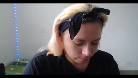 Snapshot of hot_mommymia chatting on February 3, 3:59 pm Mia online show from February 3, 3:59 pm