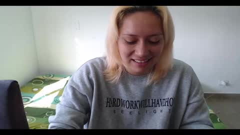 Snapshot of hot_mommymia chatting on February 10, 2:16 pm Mia online show from February 10, 2:16 pm