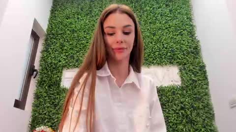 hotfallingdevil online show from April 27, 9:17 am