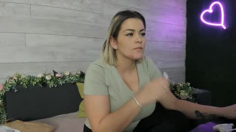 Snapshot of hugeboobserin chatting on January 21, 4:21 am Erin online show from January 21, 4:21 am