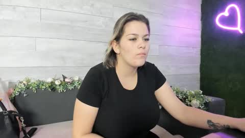 Snapshot of hugeboobserin chatting on January 20, 4:21 am Erin online show from January 20, 4:21 am