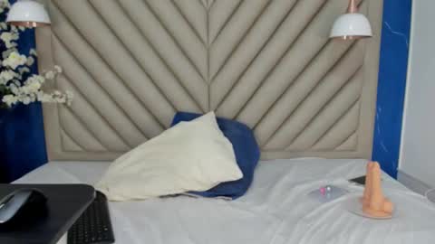 ibbie_ online show from September 11, 12:38 pm