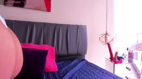 Isabella online show from April 24, 5:05 pm