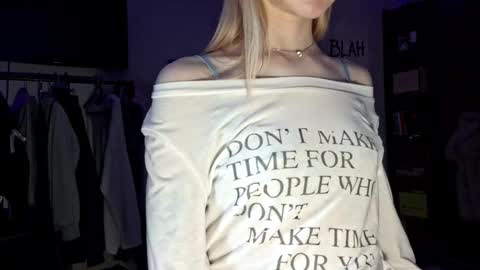 ShyLuna online show from March 8, 5:22 am