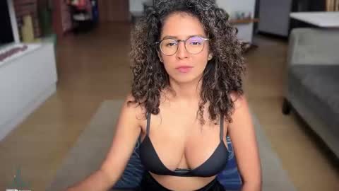 Snapshot of illaroom chatting on January 28, 7:10 pm Kloe online show from January 28, 7:10 pm