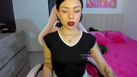 Snapshot of im_moonshine1 chatting on October 23, 2:39 am s online show from October 23, 2:39 am
