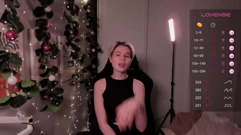 Mia online show from December 18, 5:31 pm