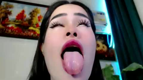 YOUR GIRLFRIEND online show from May 25, 12:26 pm