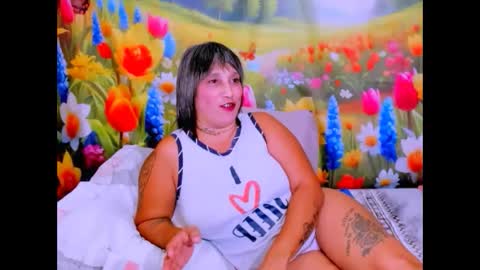 indianroxy27 online show from April 22, 11:35 pm