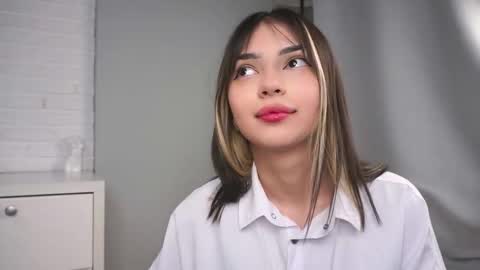 Molly online show from February 4, 7:06 pm