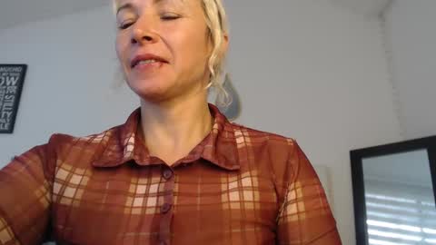 Snapshot of ingridbergman chatting on February 21, 3:10 pm online show from February 21, 3:10 pm