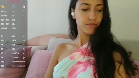 Snapshot of innocentlatiina chatting on October 1, 5:18 pm Laroa online show from October 1, 5:18 pm