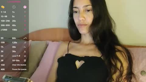 Snapshot of innocentlatiina chatting on October 8, 10:47 pm Laroa online show from October 8, 10:47 pm