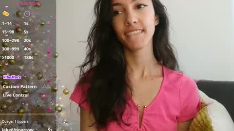 Snapshot of innocentlatiina chatting on December 27, 6:31 pm Laroa online show from December 27, 6:31 pm