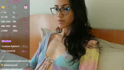 Snapshot of innocentlatiina chatting on February 27, 9:14 pm Laroa online show from February 27, 9:14 pm