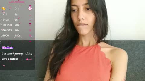 Snapshot of innocentlatiina chatting on February 18, 4:49 pm Laroa online show from February 18, 4:49 pm