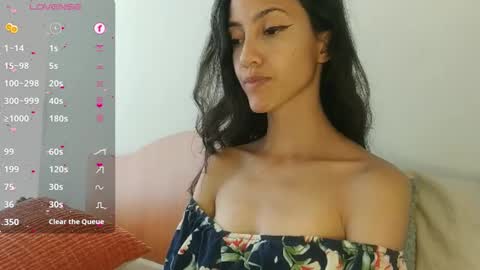Snapshot of innocentlatiina chatting on March 12, 7:47 pm Laroa online show from March 12, 7:47 pm