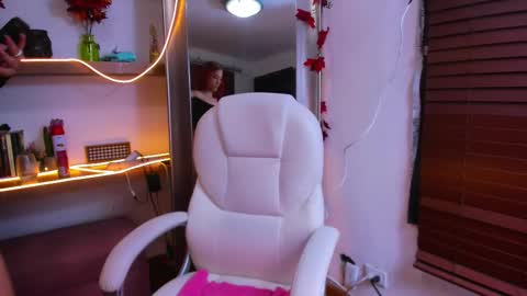 Snapshot of irina_beaux chatting on February 17, 7:12 pm online show from February 17, 7:12 pm